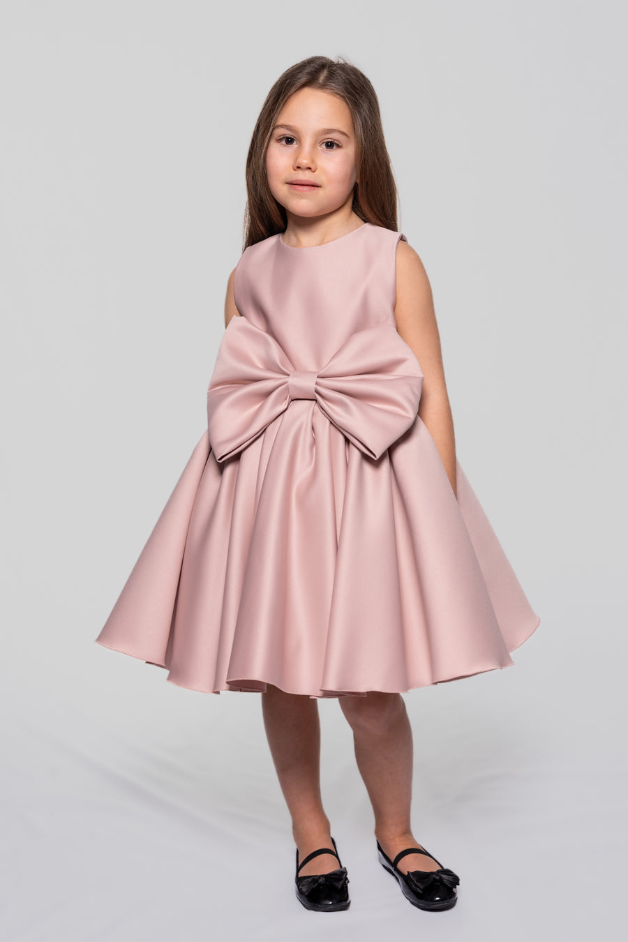Розова сатенена рокля с панделка