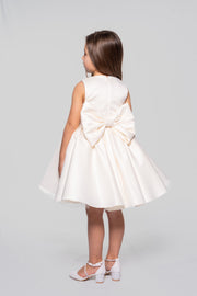 Бяла сатенена рокля с панделка на гърба